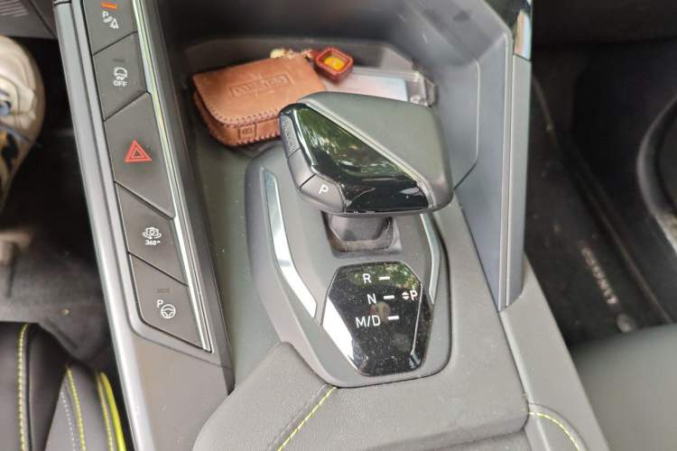 Used Lynk & Co 06 2023 Remix 1.5T Dynamic Halo Gear Lever