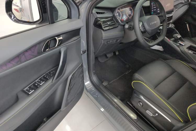 Used Lynk & Co 06 2023 Remix 1.5T Dynamic Halo Driver Seat