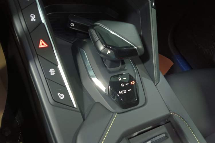 Used Lynk & Co 06 2023 Remix 1.5T Dynamic Halo Gear Lever