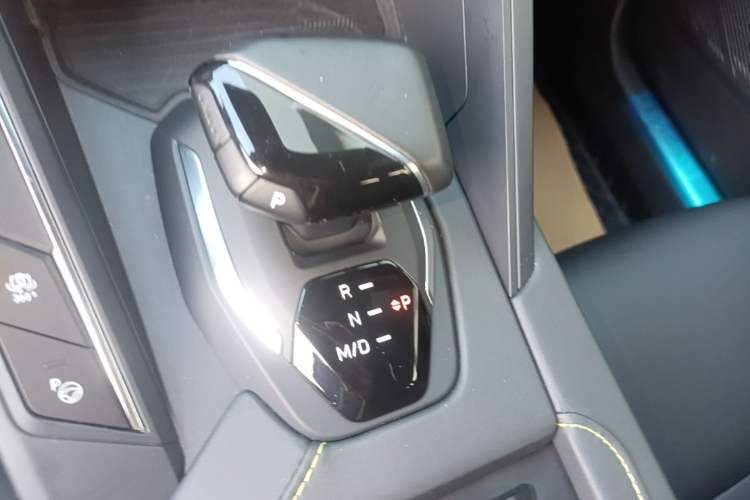 Used Lynk & Co 06 2023 Remix 1.5T Dynamic Halo Gear Lever