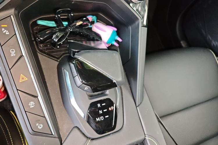 Used Lynk & Co 06 2023 Remix 1.5T Dynamic Halo Gear Lever