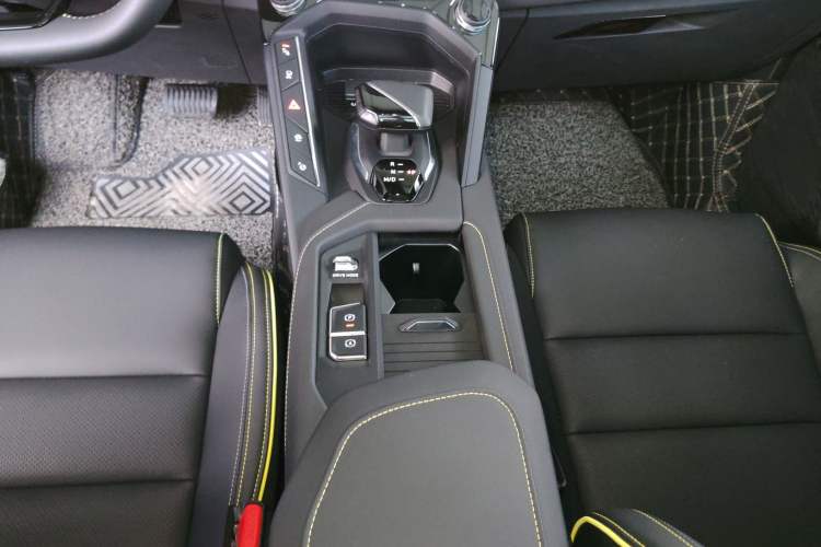 Used Lynk & Co 06 2023 Remix 1.5T Dynamic Halo Gear Lever