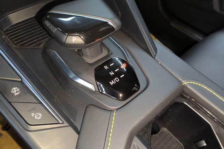 Used Lynk & Co 06 2023 Remix 1.5T Dynamic Halo Gear Lever