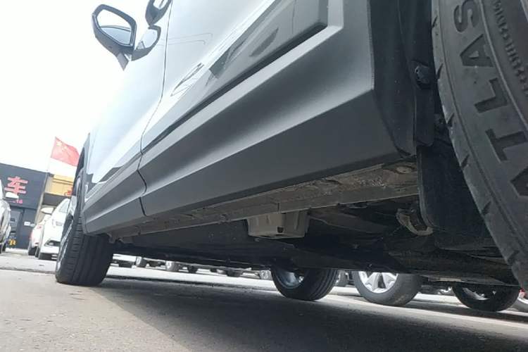 Used Lynk & Co 06 2023 Remix 1.5T Dynamic Halo Left Side Sill