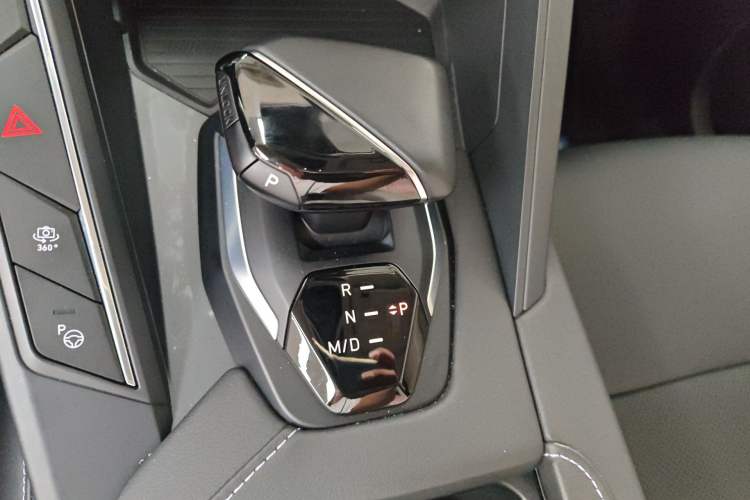 Used Lynk & Co 06 2023 Remix 1.5T YAO Halo Gear Lever
