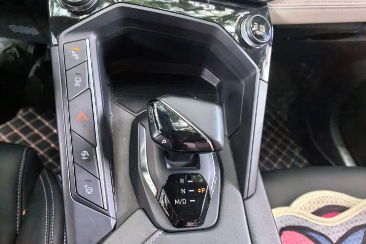 Used Lynk & Co 06 2023 Remix 1.5T Dynamic Halo Gear Lever