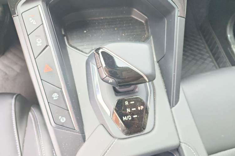 Used Lynk & Co 06 2023 Remix 1.5T Hero Gear Lever