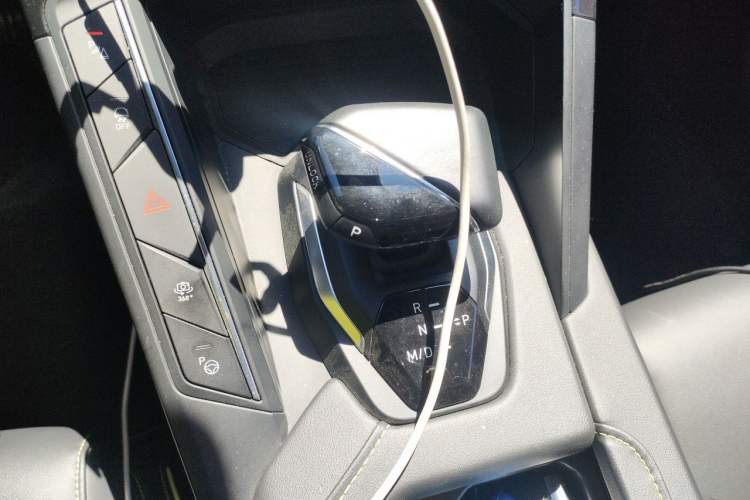 Used Lynk & Co 06 2023 Remix 1.5T Hero Gear Lever