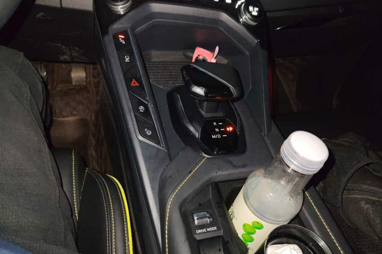 Used Lynk & Co 06 2023 Remix 1.5T Hero Gear Lever