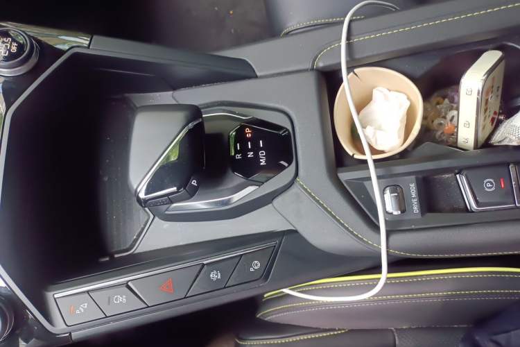 Used Lynk & Co 06 2023 Remix 1.5T Hero Gear Lever