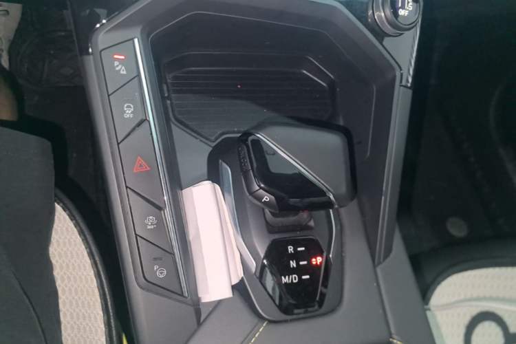 Used Lynk & Co 06 2023 Remix 1.5T Hero Gear Lever