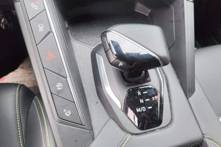 Used Lynk & Co 06 2023 Remix 1.5T Hero Gear Lever