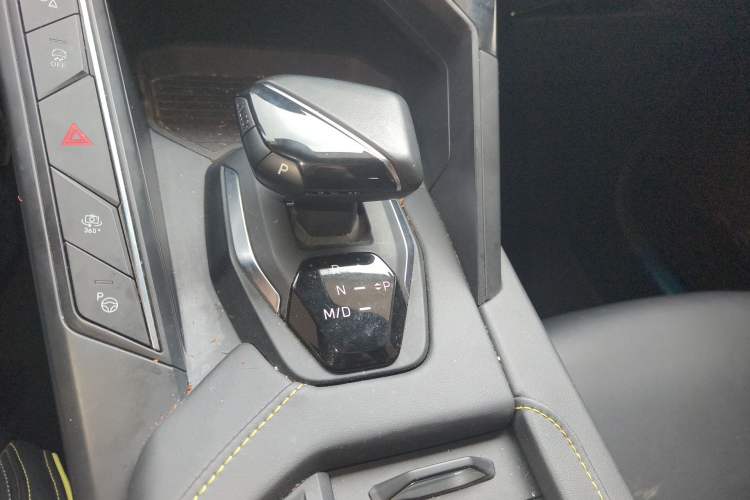 Used Lynk & Co 06 2023 Remix 1.5T Hero Gear Lever