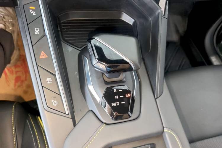 Used Lynk & Co 06 2023 Remix 1.5T Hero Gear Lever