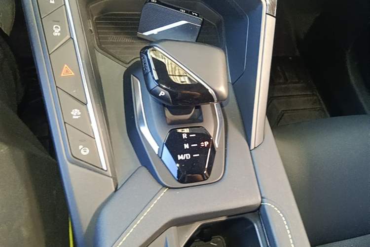 Used Lynk & Co 06 2023 Remix 1.5T Hero Gear Lever
