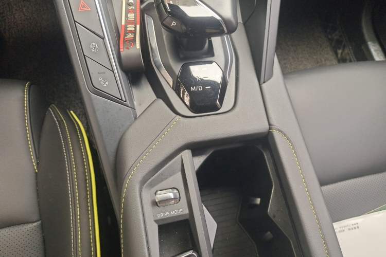 Used Lynk & Co 06 2023 Remix 1.5T Hero Gear Lever