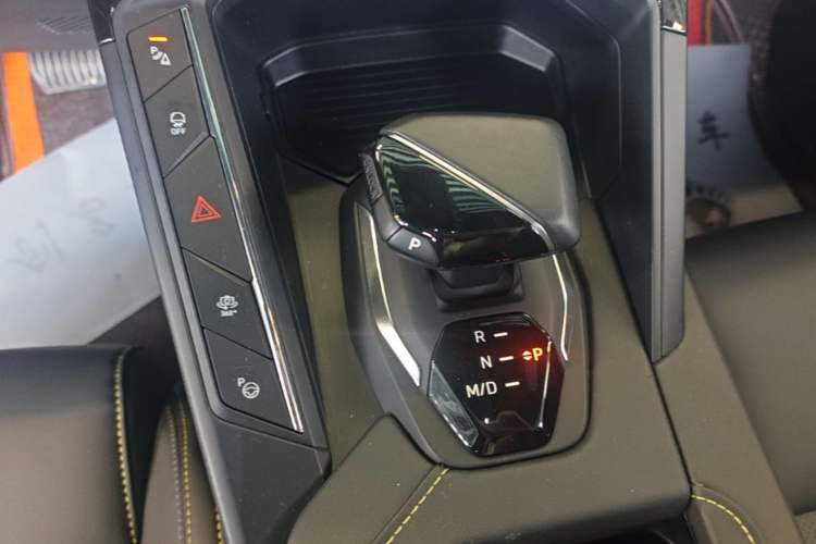 Used Lynk & Co 06 2023 Remix 1.5T Hero Gear Lever