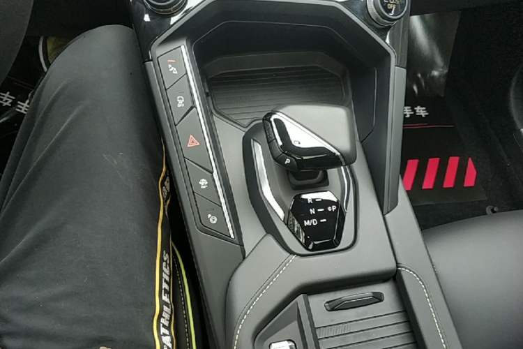 Used Lynk & Co 06 2023 Remix 1.5T Hero Gear Lever