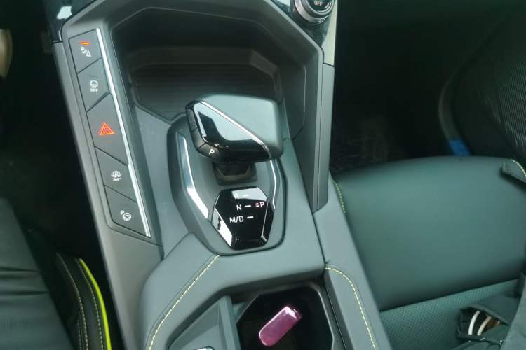 Used Lynk & Co 06 2023 Remix 1.5T Hero Gear Lever