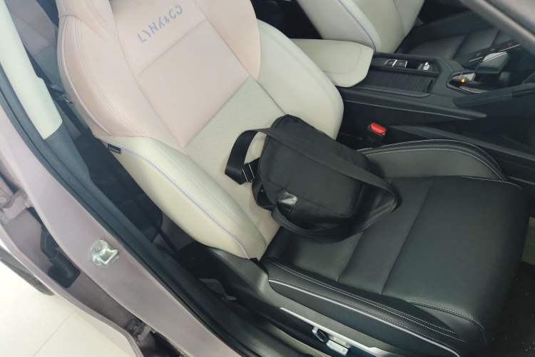 Used Lynk & Co 06 2023 Remix 1.5T Shero Right Front Seat