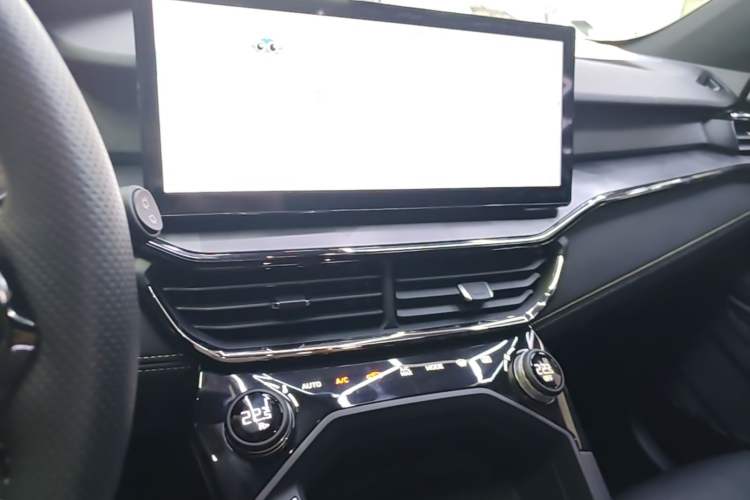 Used Lynk & Co 06 2023 Remix 1.5T Dynamic Halo Audio And AC Panel
