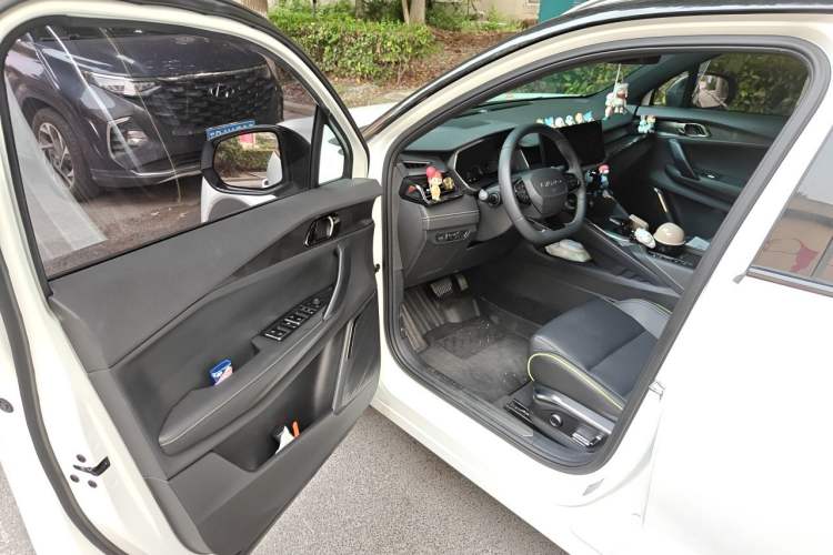 Used Lynk & Co 06 2023 Remix 1.5T Dynamic Halo Driver Seat