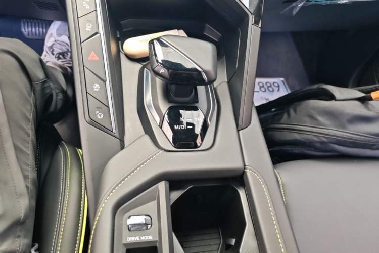 Used Lynk & Co 06 2023 Remix 1.5T Dynamic Halo Gear Lever