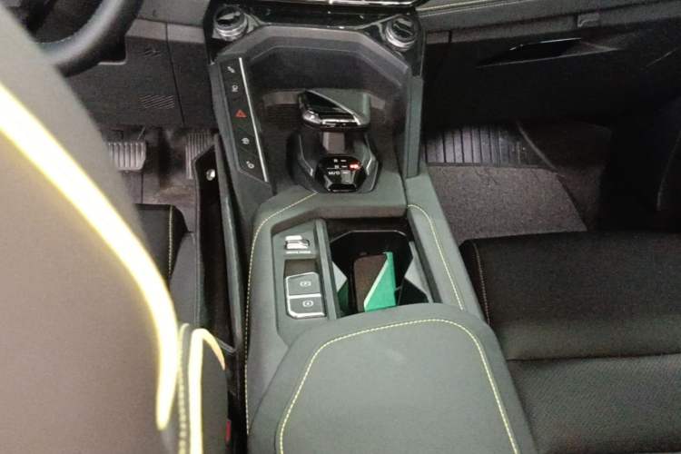 Used Lynk & Co 06 2023 Remix 1.5T Dynamic Halo Gear Lever