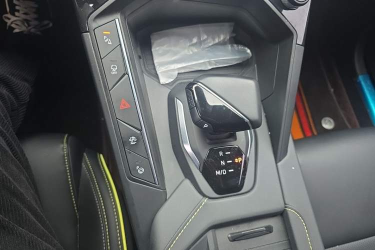 Used Lynk & Co 06 2023 Remix 1.5T Dynamic Halo Gear Lever