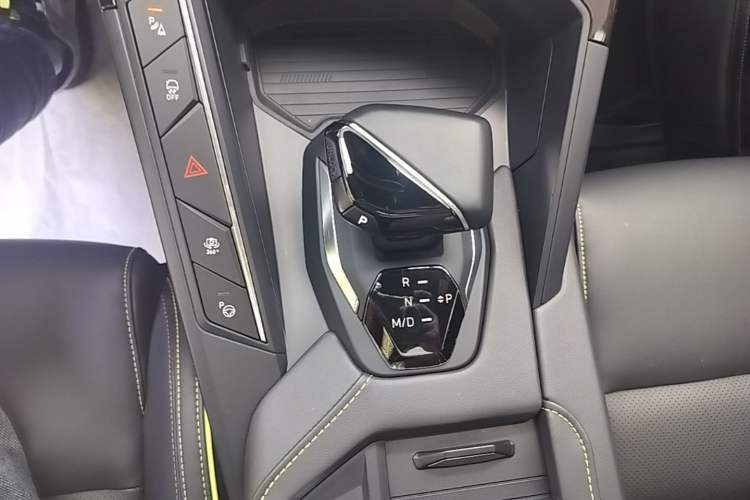 Used Lynk & Co 06 2023 Remix 1.5T Dynamic Halo Gear Lever