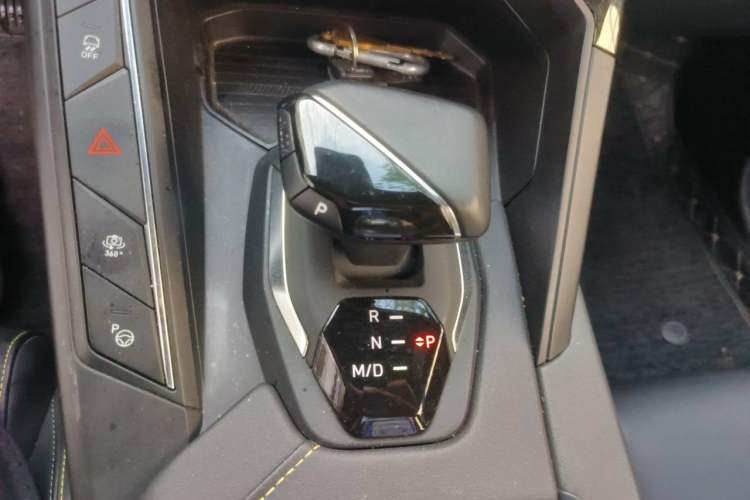 Used Lynk & Co 06 2023 Remix 1.5T Dynamic Halo Gear Lever