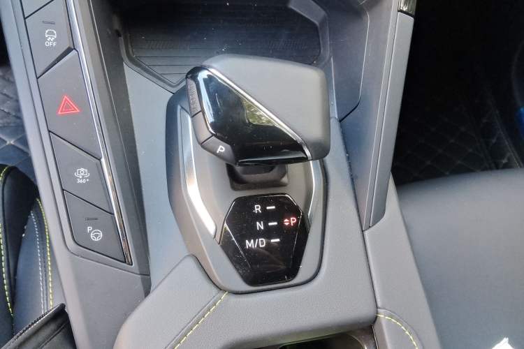 Used Lynk & Co 06 2023 Remix 1.5T Dynamic Halo Gear Lever