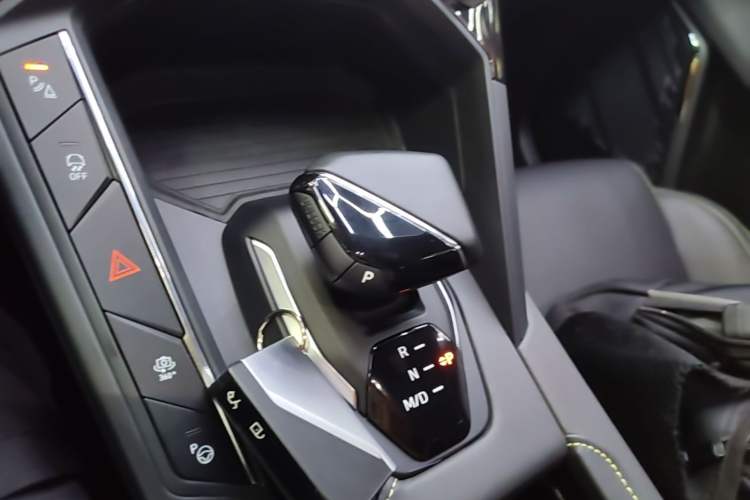 Used Lynk & Co 06 2023 Remix 1.5T Dynamic Halo Gear Lever