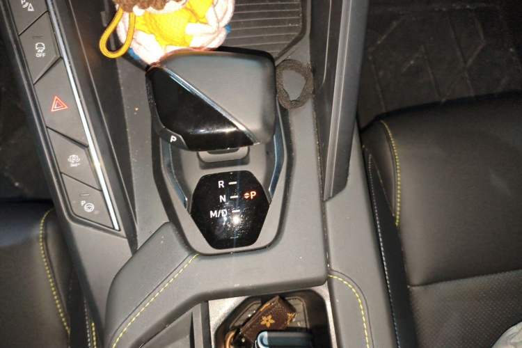 Used Lynk & Co 06 2023 Remix 1.5T Dynamic Halo Gear Lever