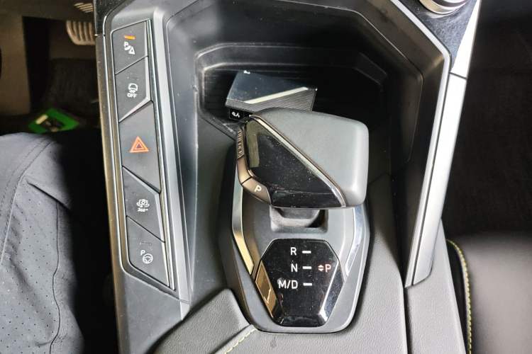 Used Lynk & Co 06 2023 Remix 1.5T Dynamic Halo Gear Lever