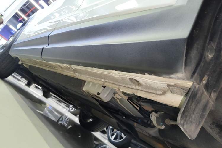 Used Lynk & Co 06 2023 Remix 1.5T Dynamic Halo Left Side Sill