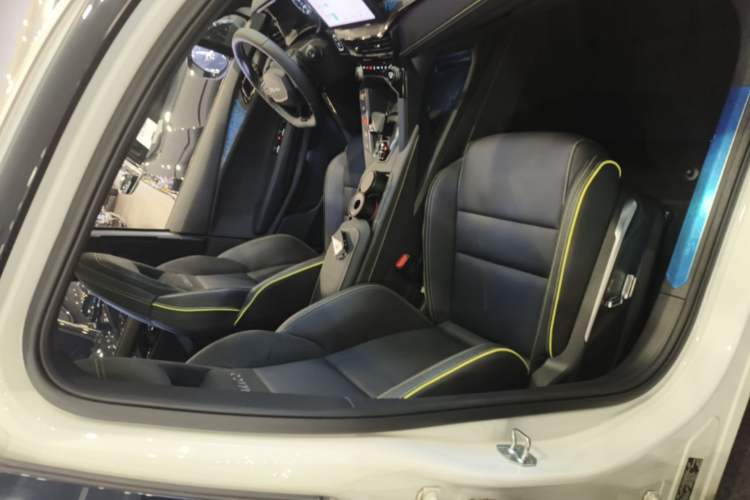 Used Lynk & Co 06 2023 Remix 1.5T Dynamic Halo Right Front Seat