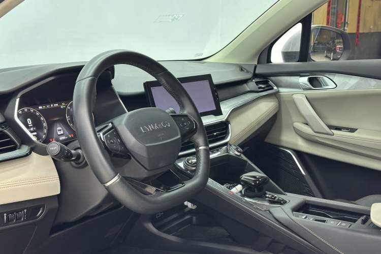 Used Lynk & Co 06 EM-P 2022 PHEV 84 km Range Pro Version Interior 1