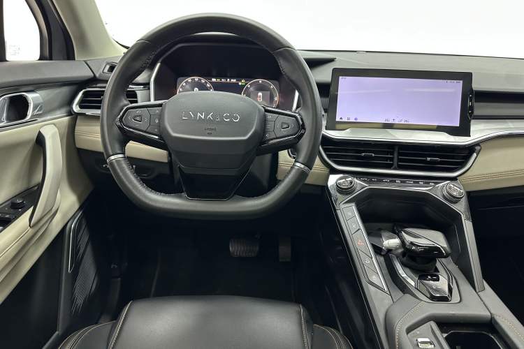 Used Lynk & Co 06 EM-P 2022 PHEV 84 km Range Pro Version Interior 3