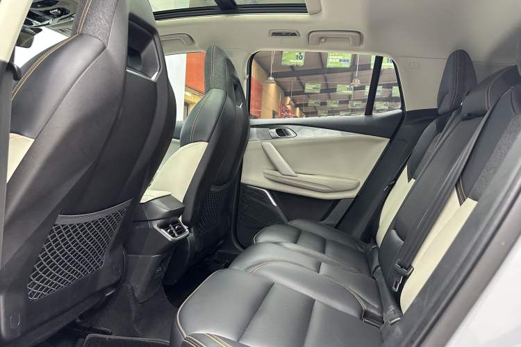 Used Lynk & Co 06 EM-P 2022 PHEV 84 km Range Pro Version Interior 7