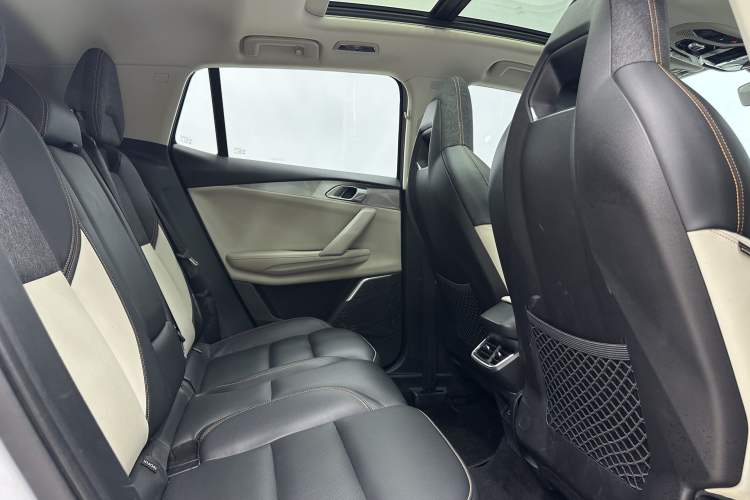 Used Lynk & Co 06 EM-P 2022 PHEV 84 km Range Pro Version Interior 9