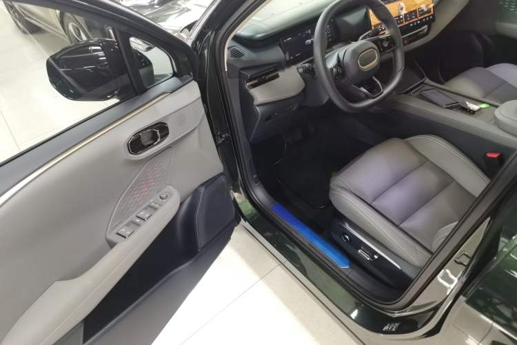 Used Lynk & Co 06 EM-P 2025 EM-P 126 Long-Range Halo Interior 3