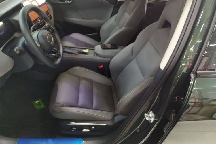 Used Lynk & Co 06 EM-P 2025 EM-P 126 Long-Range Halo Left Front Seat