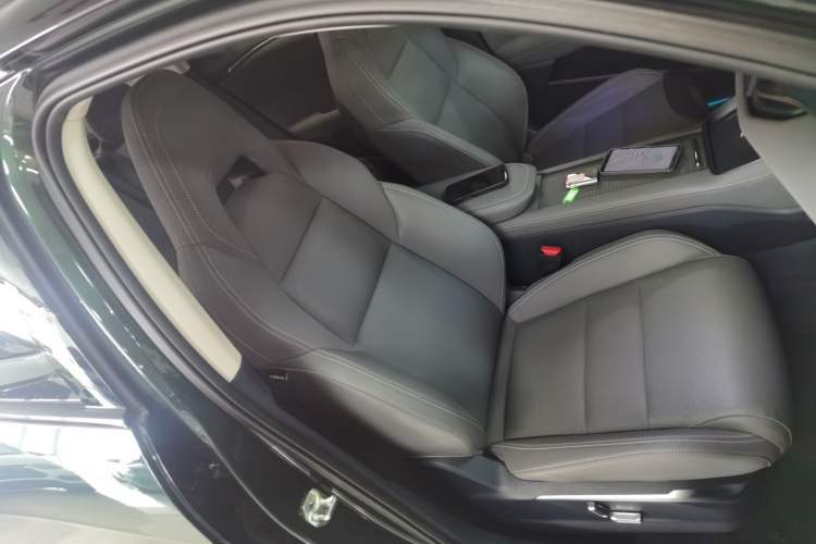 Used Lynk & Co 06 EM-P 2025 EM-P 126 Long-Range Halo Right Front Seat