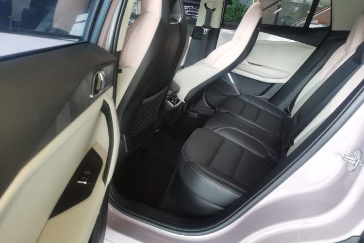 Used Lynk & Co 06 EM-P 2023 1.5T Remix PHEV Shero Interior 4