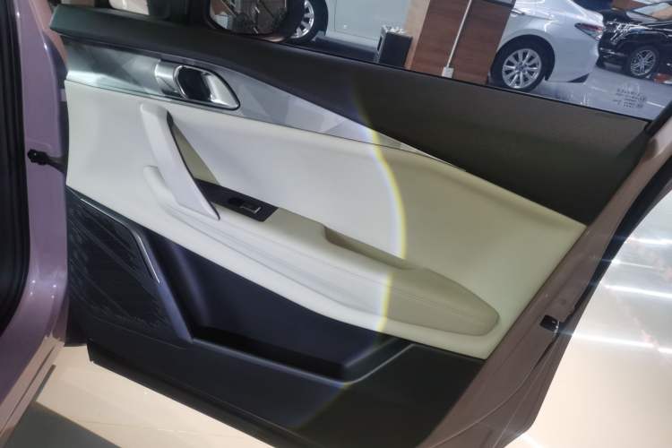 Used Lynk & Co 06 EM-P 2023 1.5T Remix PHEV Shero Interior 5