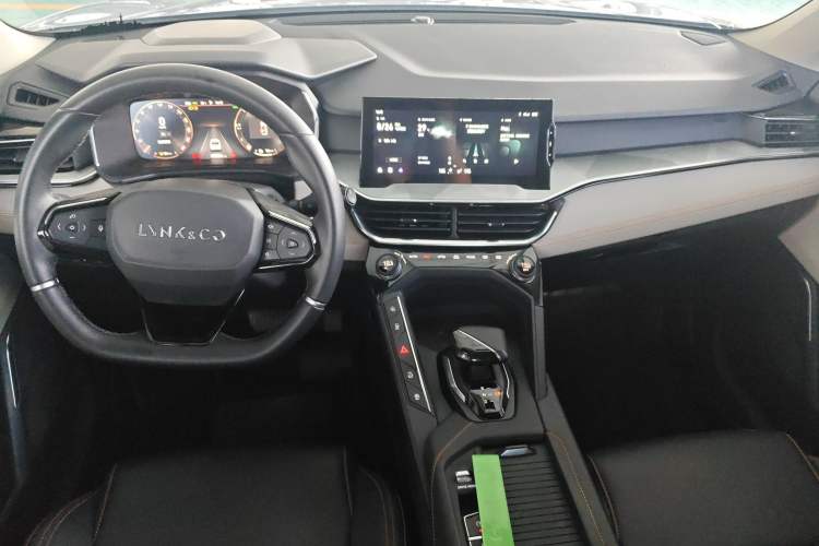 Used Lynk & Co 06 EM-P 2022 PHEV 84 km Range Pro Version Center Console