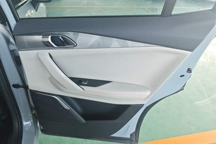 Used Lynk & Co 06 EM-P 2022 PHEV 84 km Range Pro Version Right Rear Door Interior