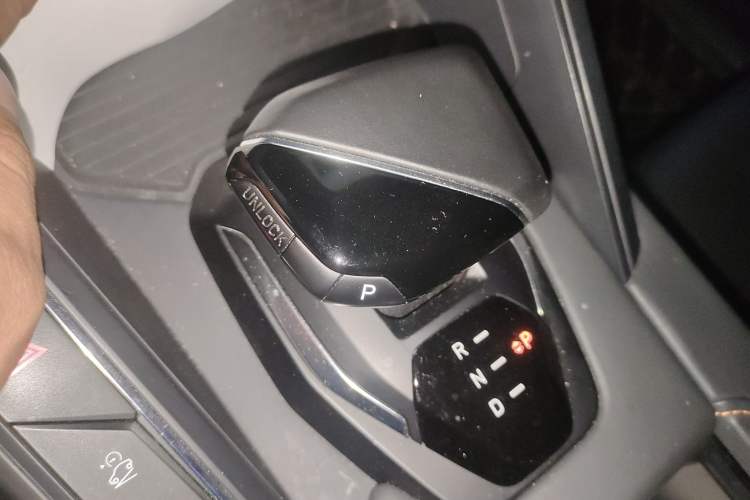 Used Lynk & Co 06 EM-P 2022 PHEV 84 km Range Pro Version Gear Lever