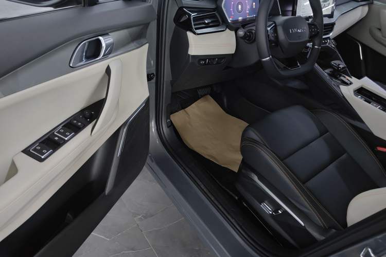 Used Lynk & Co 06 EM-P 2020 PHEV Plus Driver Seat